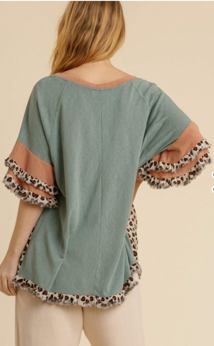 Layered short sleeve frayed hem top